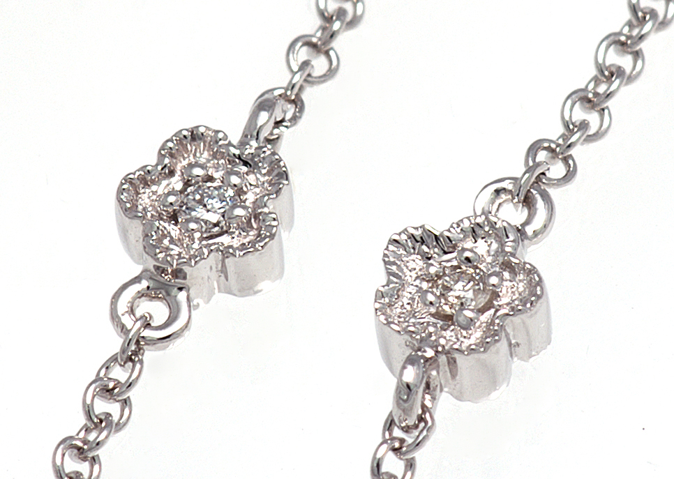 18K Diamond Flower Shape Necklace
